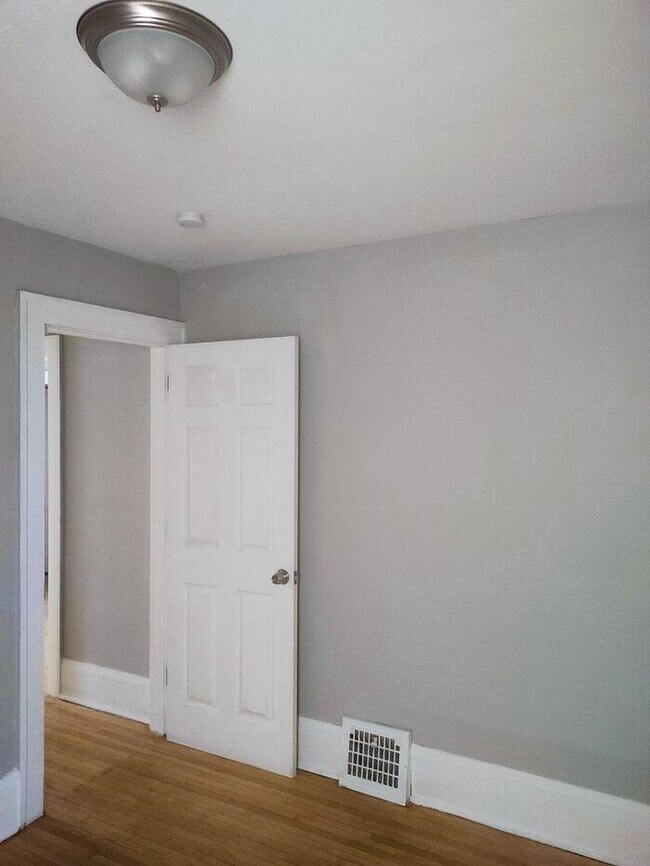 Building Photo - West Allis Upper Duplex