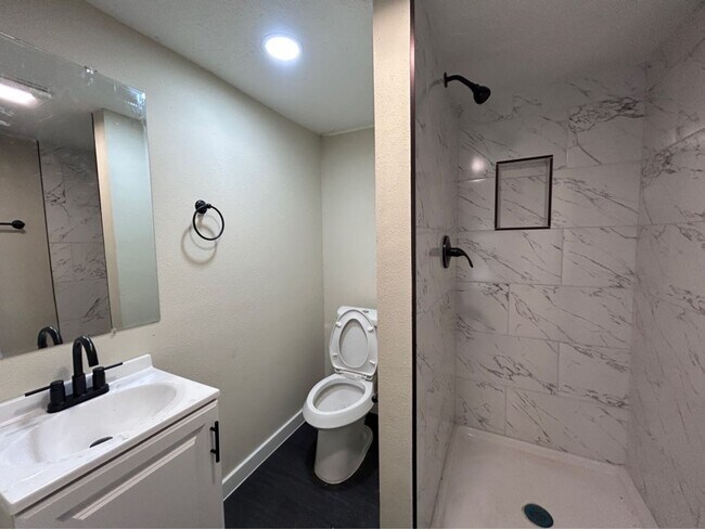 Building Photo - 7918 Woodlyn Rd