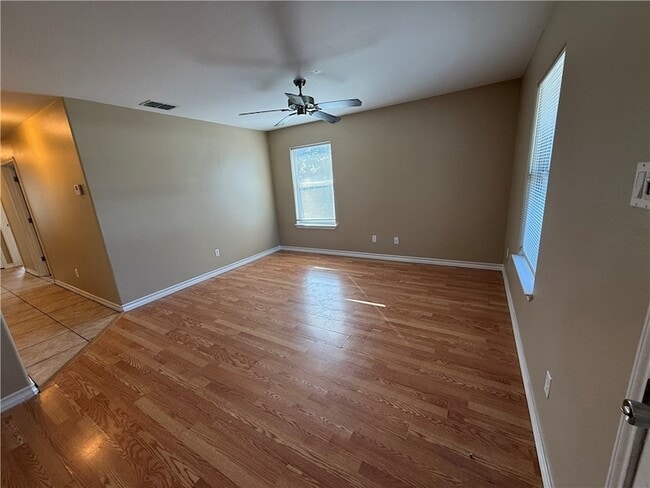 Building Photo - 512 Lakeside Dr