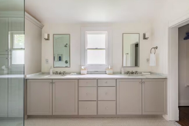 Building Photo - Beautiful Furnished 3 Bedroom Shelby Ave Home in East Nashville