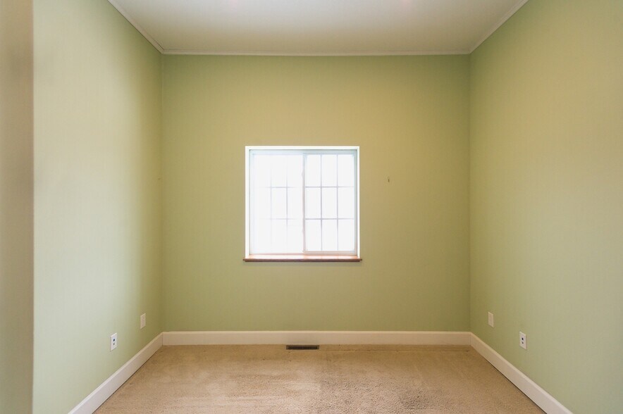 Building Photo - 208 E Montezuma Ave