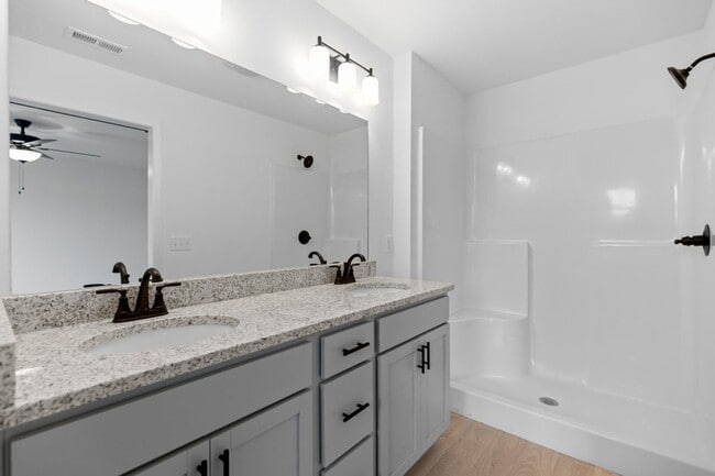 Building Photo - Beautiful 3-Bed Townhome at James Creek
