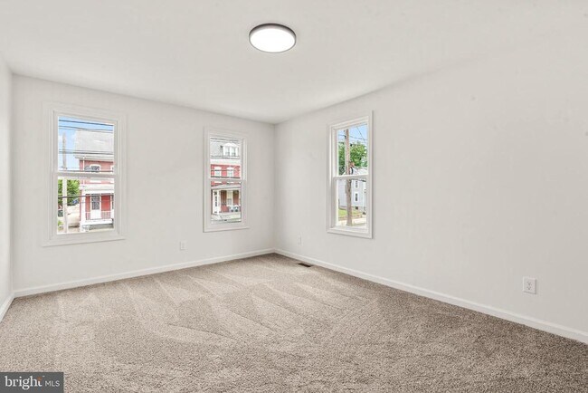 Building Photo - 753 W Washington St