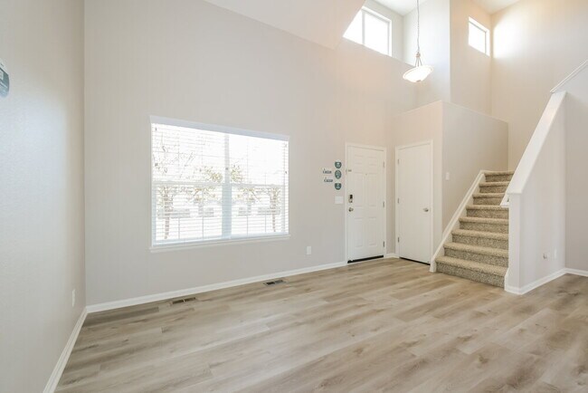 Building Photo - 11983 Dahlia Dr