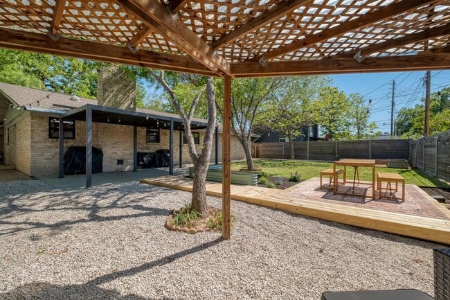 Building Photo - 2117 Gaston Pl Dr