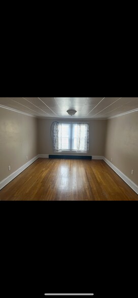 Building Photo - 110 School St