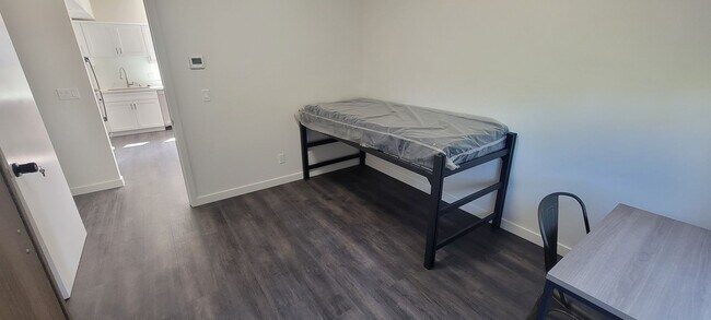 Building Photo - COMING SOON - Unit A Perfect for students ...