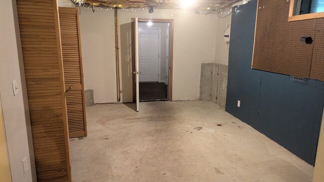 Building Photo - ***Please Respond Directly to the Online L...