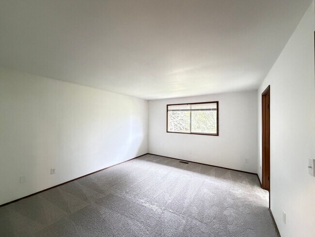 Building Photo - Saratoga Reach Beauty: Updated 4BR Home with Deck, Fireplace & Prime Mukilteo Location