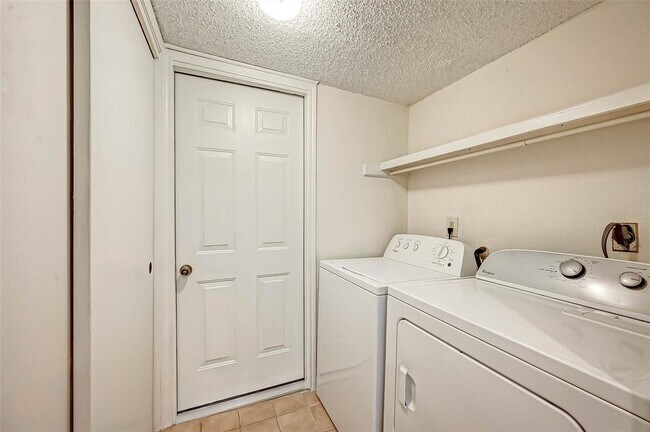 Building Photo - 13922 Hollowgreen Dr