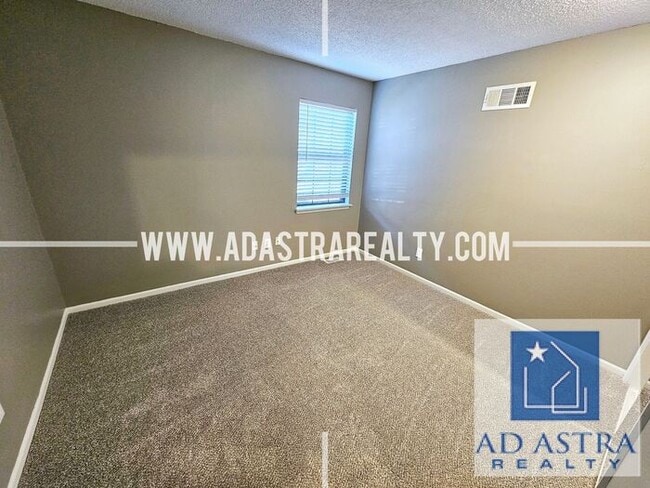 Building Photo - Very Nice 3 Bedroom 2 Bath Duplex in Overland Park-Available in JUNE!!
