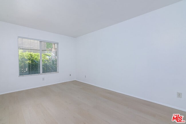 Building Photo - 355 N Maple St