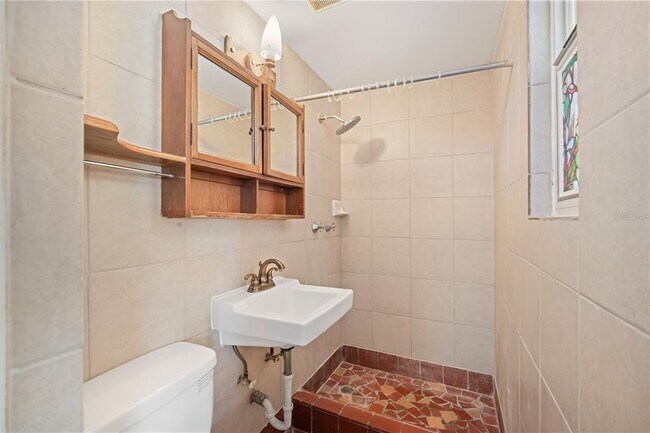 Building Photo - 1618 Hardwood Dr
