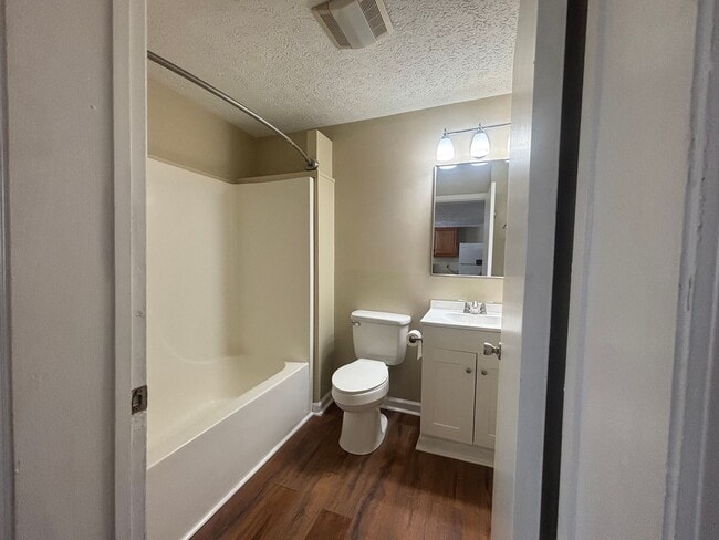 Building Photo - Radford, 2 BR / 1 BA, Available Now