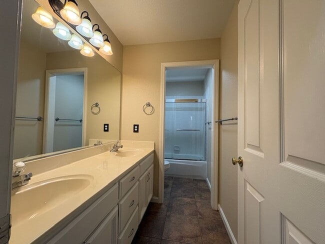 Building Photo - 3 bdrm + den in Woodcreek Oaks