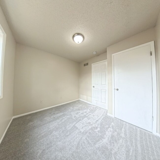 Building Photo - 3 Bedroom 1 Bath Duplex