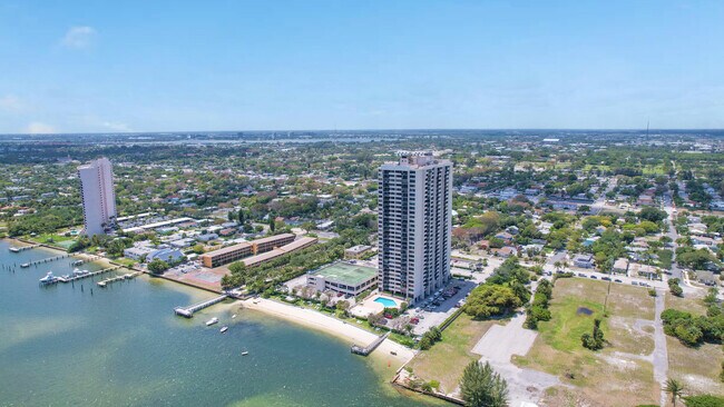 Building Photo - 5600 N Flagler Dr