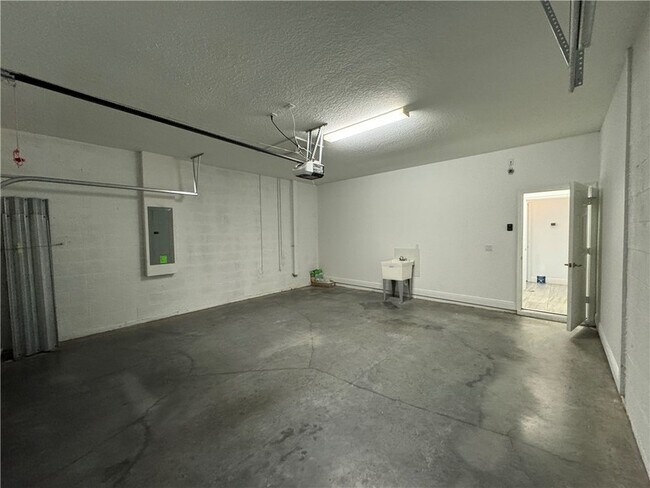 Building Photo - 1751 Willows Sq
