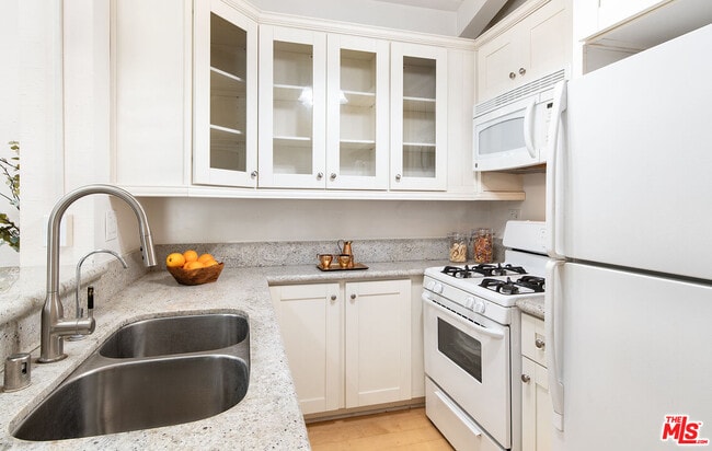 Building Photo - 6505 Green Valley Cir