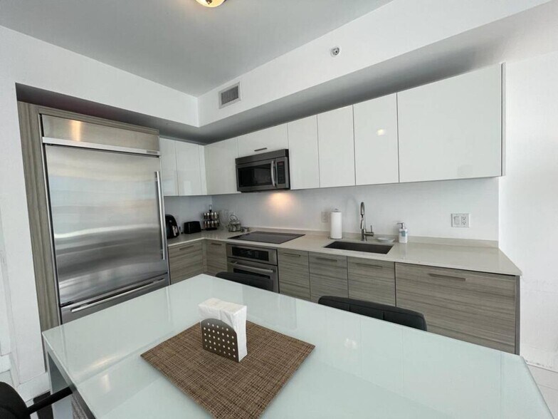 Building Photo - 1300 Brickell Bay Dr