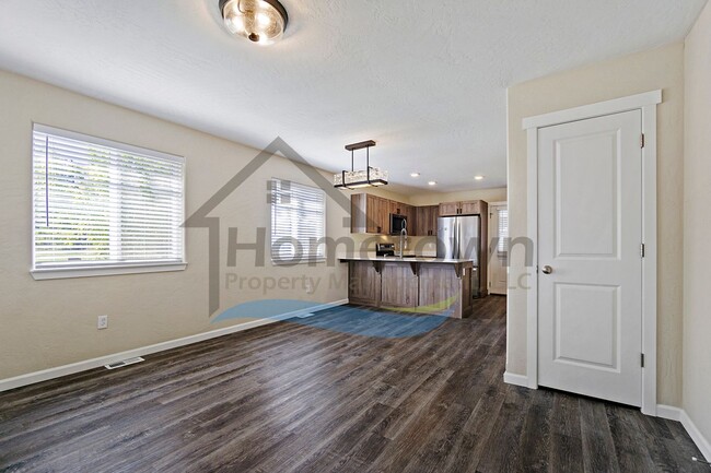 Building Photo - 3 Bedroom 2 Bathroom Home with Attached 2 ...