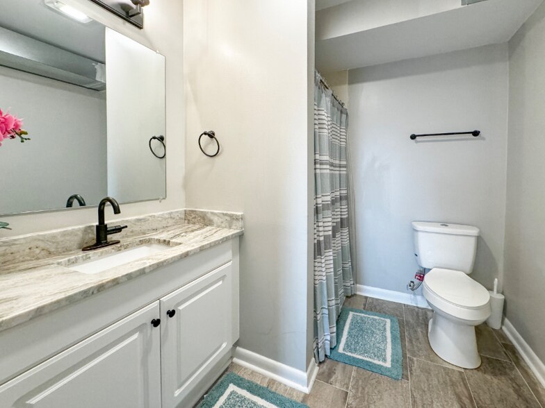 Building Photo - 2703 Homes Dr