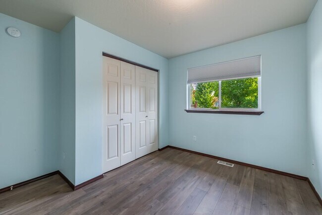 Building Photo - 3 bed 2 bath rancher