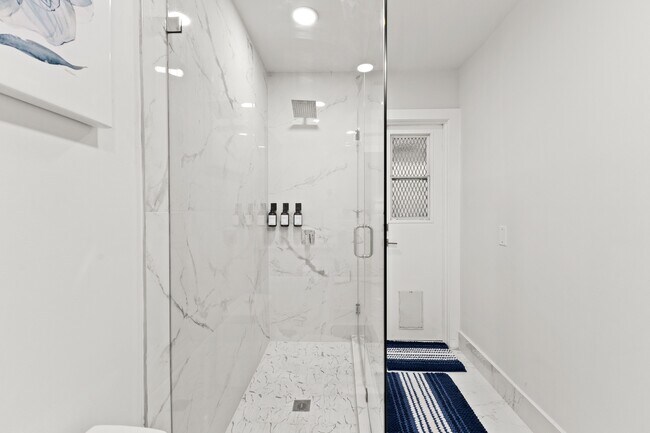 Building Photo - 5136 Beechwood Rd