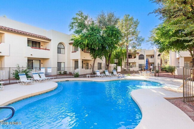 Building Photo - 750 E Northern Ave