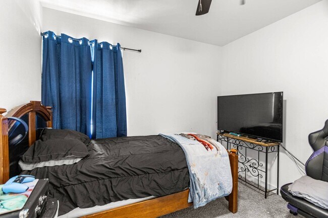 Building Photo - 4 bed 3 bath