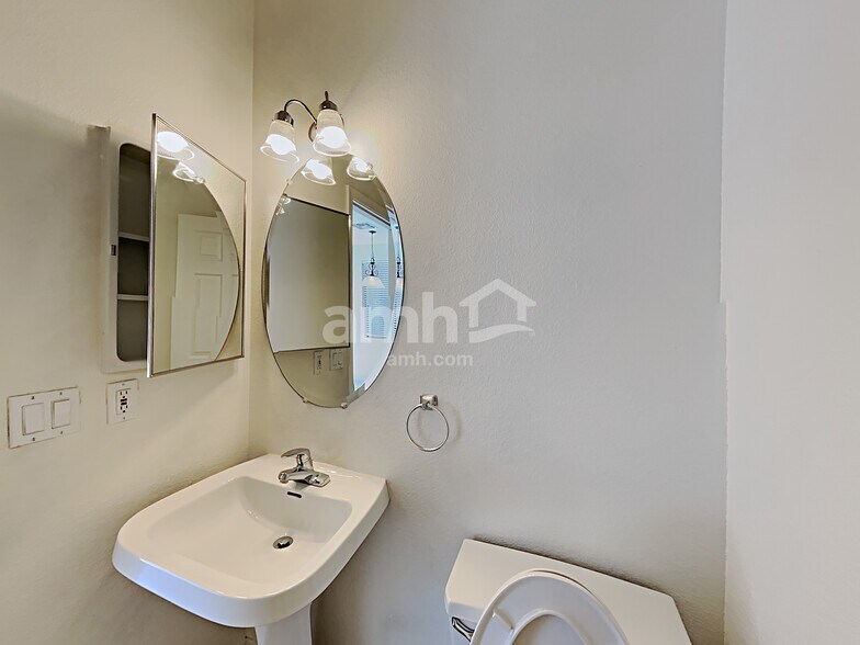 Building Photo - 1231 S Amador