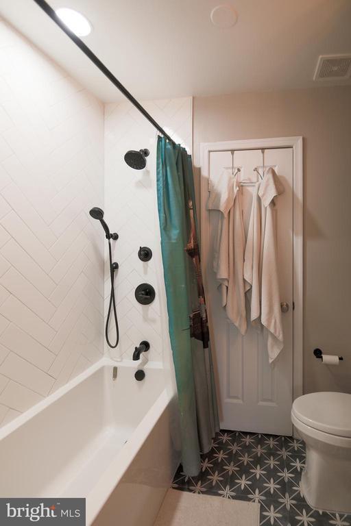 Building Photo - 332 S Alfred St