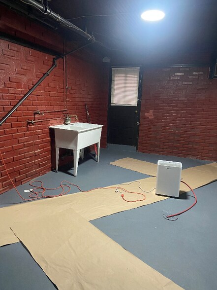 Building Photo - 558 Stewart St