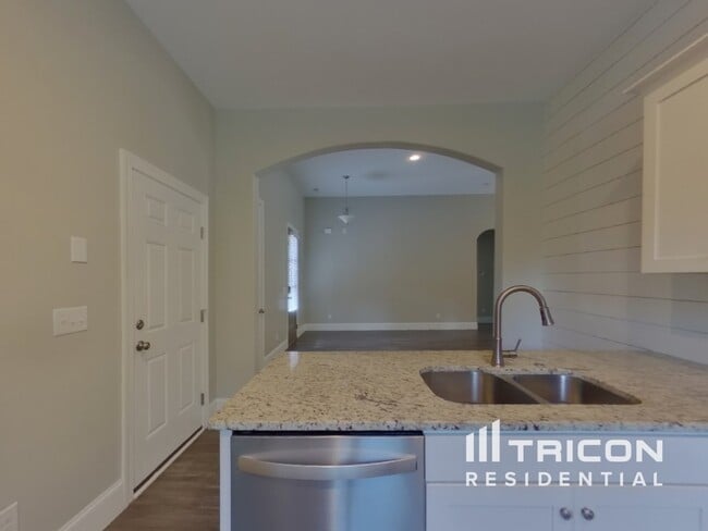 Building Photo - 211 E Quail Hollow Way