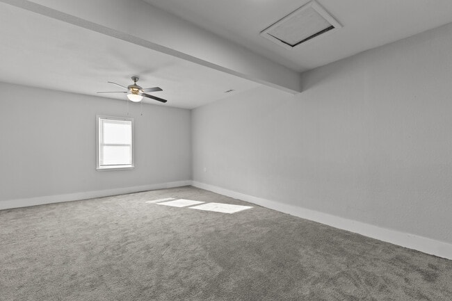 Building Photo - 871 Riverbend Rd