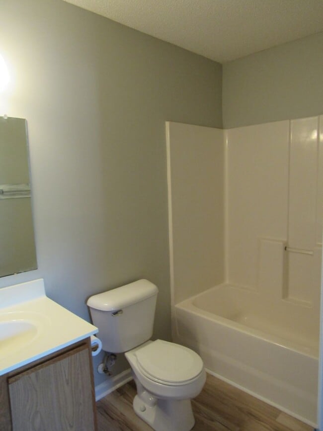 Building Photo - 2 Br 3 BA Townhouse Hunters Creek