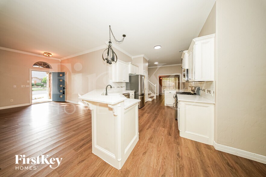 Building Photo - 17205 Vitoria Dr