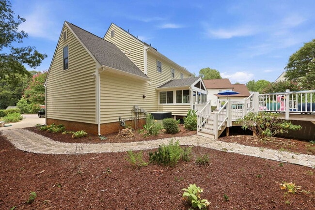 Building Photo - Three-Bedroom Home with Pool in Garner