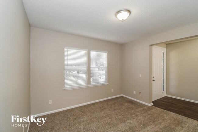 Building Photo - 207 Pine Arbor Cir