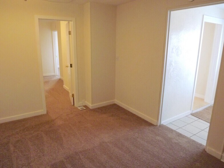 Building Photo - 115 N Park St