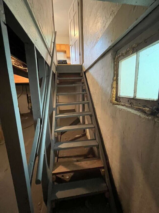 Building Photo - "Charming 2-Bedroom Retreat with Wood Floors with Basement!"