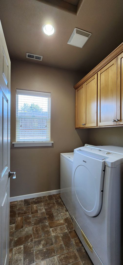 Building Photo - Luxurious Duplex in Corvallis