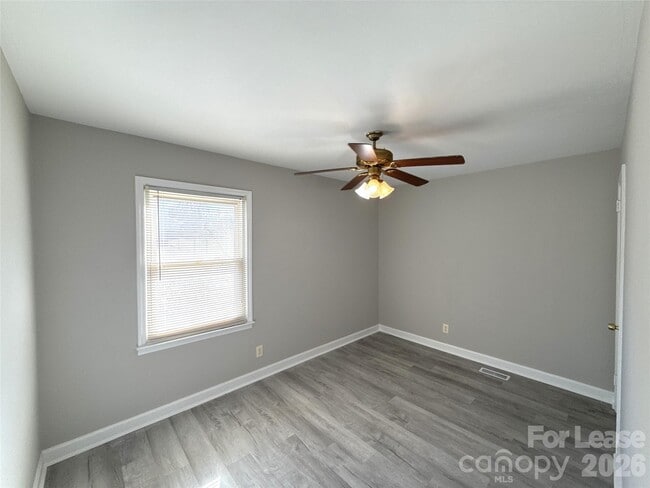 Building Photo - 513 Rhodes Ave