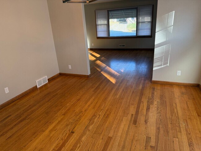 Building Photo - Gardiner Ave S. 223-225