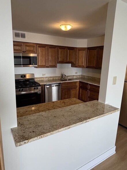 Building Photo - 6325 N Sheridan Rd