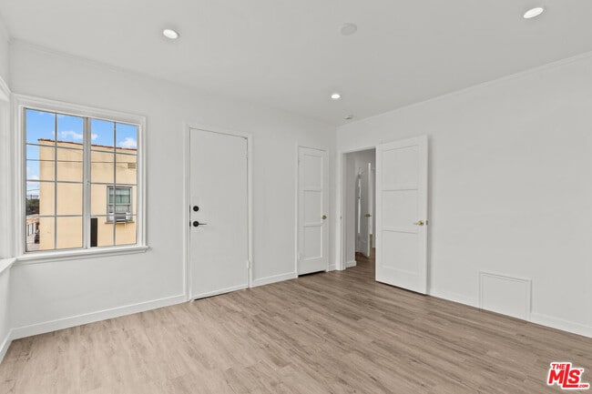 Building Photo - 544 1/2 N Genesee Ave