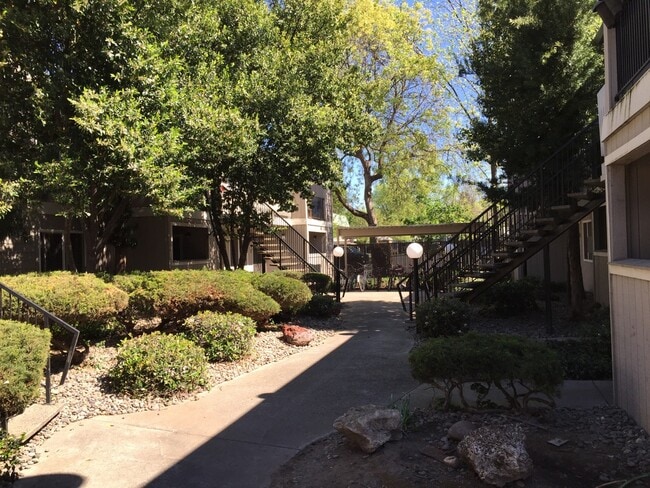 Building Photo - 1412 N Cherry St