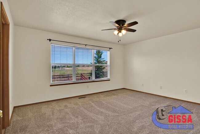 Building Photo - Beautiful home with 4 BR, 3.5 BA, 2 CAR wi...