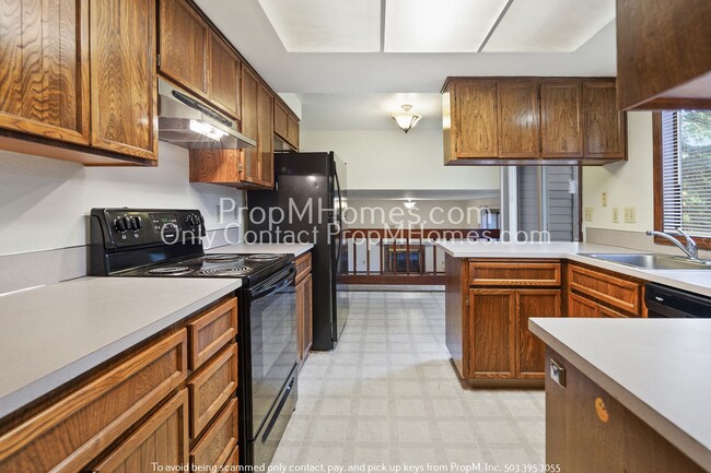 Building Photo - Spacious Tri-level Four Bedroom Home On Qu...
