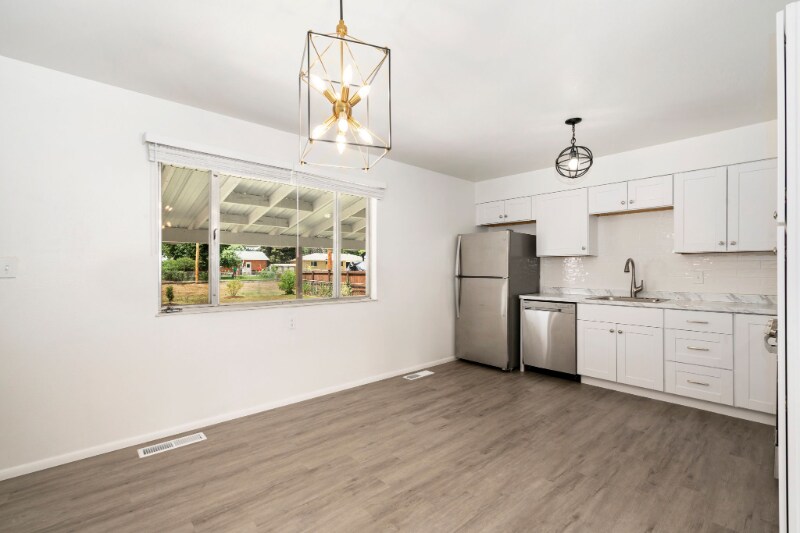 Building Photo - 1007 Redwood Dr